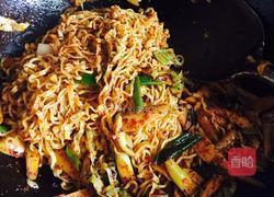 辣爆方便面的做法图解3