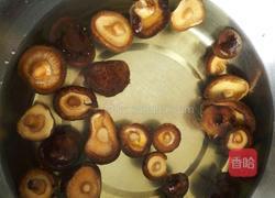 香菇焖肉丸的做法图解1