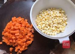 玉米胡萝卜炒肉丁的做法图解2