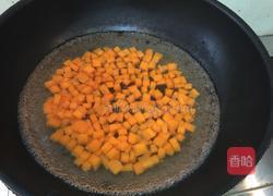 玉米胡萝卜炒肉丁的做法图解3