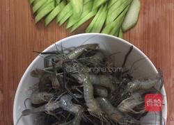 黄瓜炒河虾的做法图解1