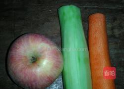 苹果黄瓜胡萝卜的趣味图的做法图解1