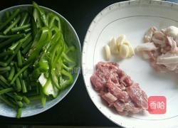 蒜苗炒肉的做法图解1
