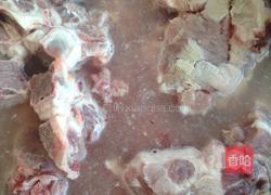 酸菜脊骨汤的做法图解1