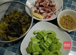 酸菜苦瓜排骨汤的做法图解1