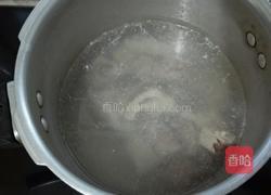 酸菜苦瓜排骨汤的做法图解2