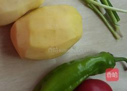土豆片炒西红柿的做法图解1
