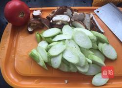 番茄 丝瓜 炒香菇的做法图解2