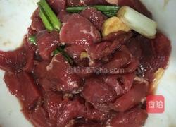 彩椒孜然牛肉的做法图解1