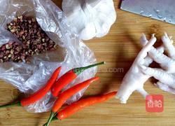 蒜香鸡脚的做法图解1