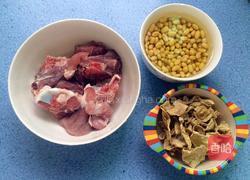 苦瓜龙骨黄豆汤的做法图解1