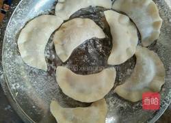 独家猪肉芹菜饺子的做法图解3