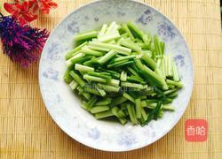 芹菜炒肉片的做法图解2