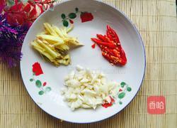 芹菜炒肉片的做法图解3