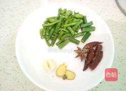 鸡脚烧四季豆的做法图解1
