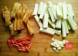 丝瓜炒油条的做法图解2