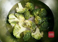 西兰花沙拉的做法图解1