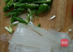 辣椒炒凉粉皮的做法图解1