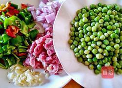 辣子青豆炒肉丝的做法图解1