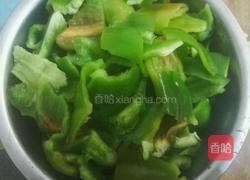 柿子椒炒蛋的做法图解1