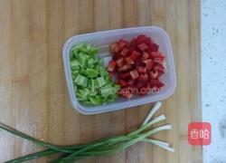 双色椒鸡蛋炒饭的做法图解1