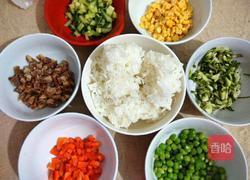 彩色炒饭(简易版)的做法图解1