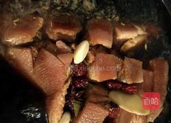 卤肘子的做法图解3