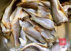 干炸小鱼的做法图解1