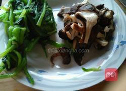 素香菇炒菠菜的做法图解1