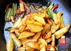 干煸香辣土豆条的做法图解7