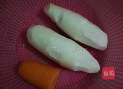 茭白炒胡萝卜的做法图解1
