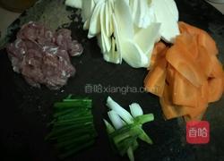 茭白炒胡萝卜的做法图解2