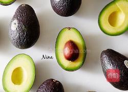 牛油果焗蛋的做法图解1