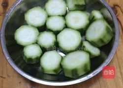 蒜蓉蒸丝瓜的做法图解2