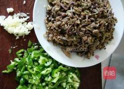 青椒炒蕨菜干的做法图解1