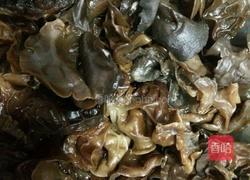 黑木耳炒鸡肉的做法图解1