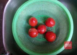 冰镇甜西红柿的做法图解1