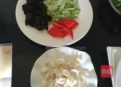 香芹百合炒木耳的做法图解1