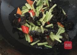 香芹百合炒木耳的做法图解2