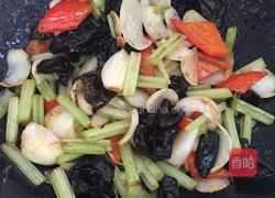 香芹百合炒木耳的做法图解5