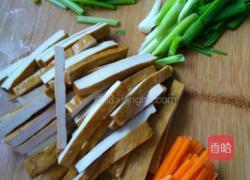 芹菜炒豆干的做法图解1