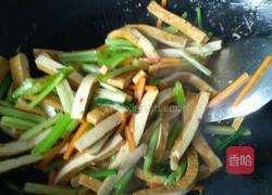芹菜炒豆干的做法图解4
