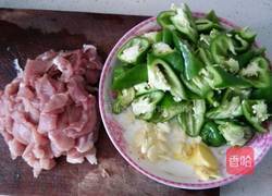 青椒炒肉片的做法图解1