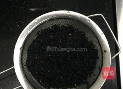 芝麻牛奶的做法图解1