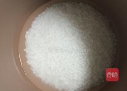 土豆臘腸燜飯的做法圖解2