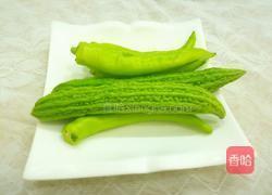 青椒煎苦瓜的做法图解1