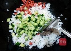 黄瓜火腿炒饭的做法图解5