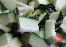 南瓜炖鸡块的做法图解1