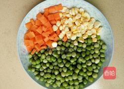 青豆炒肉的做法图解1