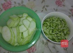 丝瓜炒毛豆的做法图解1